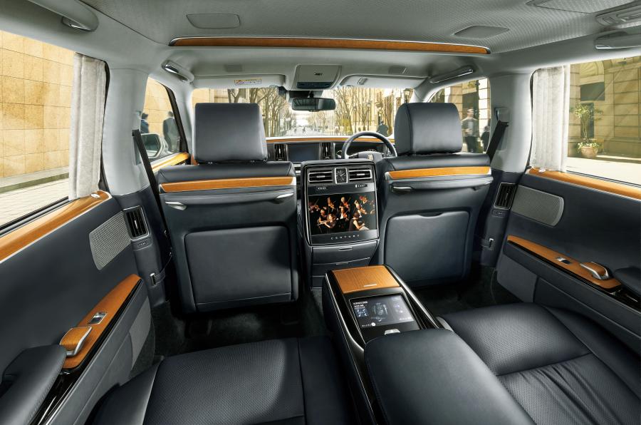 Интерьер Toyota Century 2018 года  (фото 17 из 24)